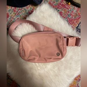 lululemon belt bag - briar rose